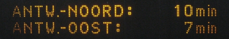 Voorbeeld van een reistijdboodschap op het VMS-bord op de E17 ter hoogte van Zwijndrecht: Antwerpen-Noord 10 min., Antwerpen-Oost 7 min.