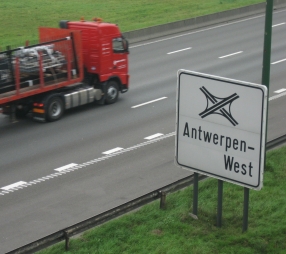 Aanduiding van knooppunt Antwerpen-West langs de snelweg