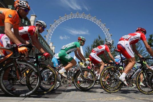 wielrenners in actie in de Tour de France