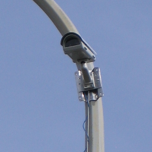camera bevestigd aan een lantaarnpaal