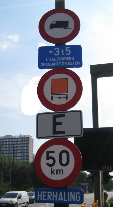 verkeersborden die de beperkingen voor het verkeer door de Waaslandtunnel aangeven