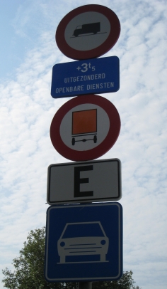 verkeersborden die de beperkingen voor het verkeer door de Waaslandtunnel aangeven
